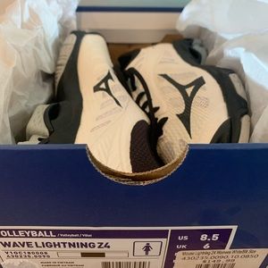 Mizuno wave lightening Z4 volleyball shoes
